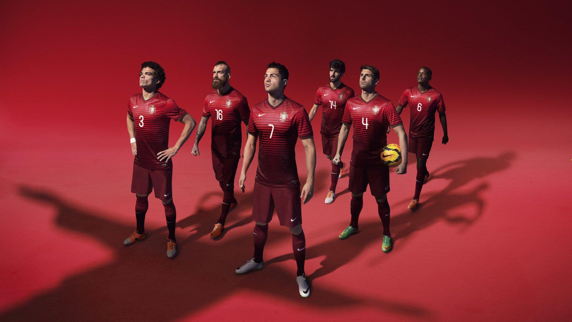 「天价转会震撼足坛!新标王诞生引发豪门争霸升级」