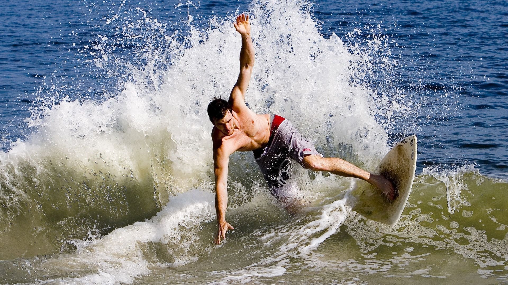 中超联赛激战正酣,争冠保级悬念迭起